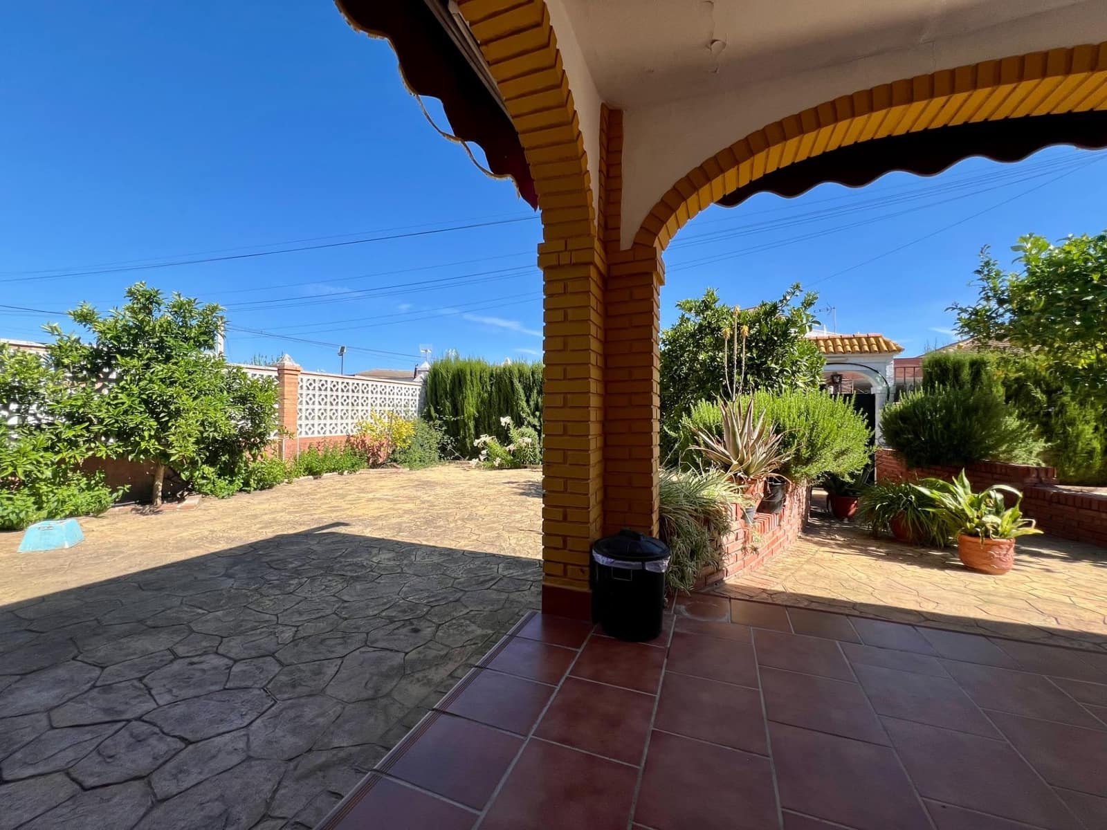 3 soveværelse Villa til salg i Cordoba by med swimmingpool garage - € 165.000 (Ref: 9359968)