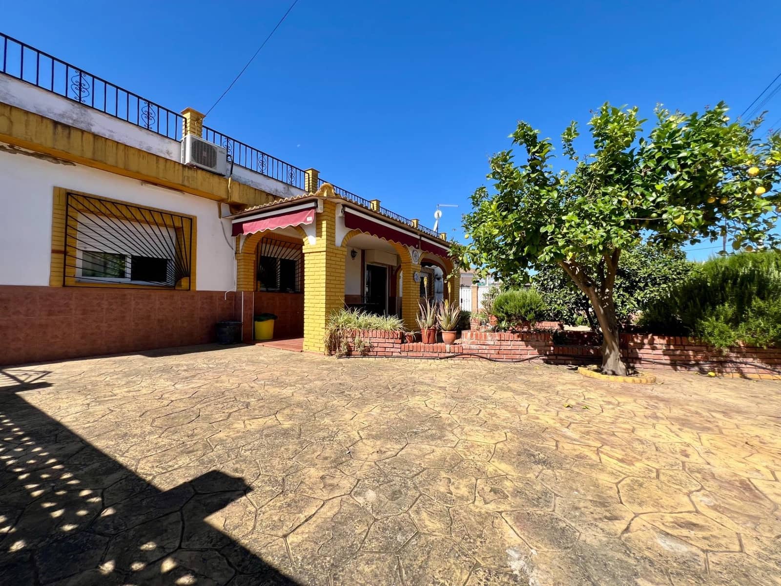 3 soveværelse Villa til salg i Cordoba by med swimmingpool garage - € 165.000 (Ref: 9359968)