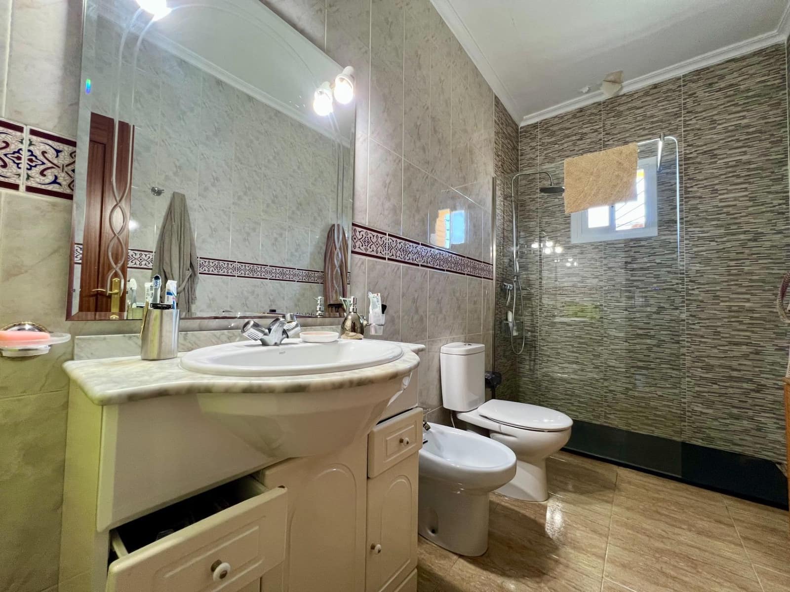 3 soveværelse Villa til salg i Cordoba by med swimmingpool garage - € 165.000 (Ref: 9359968)