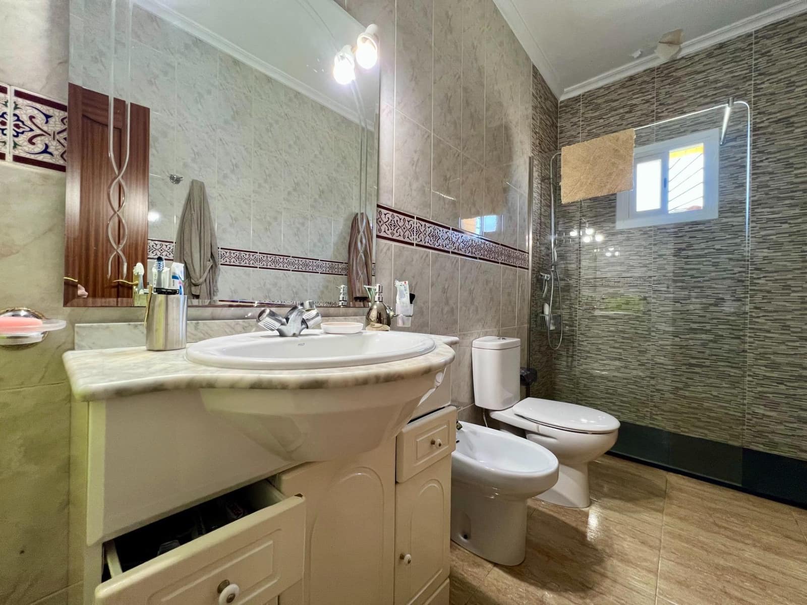 3 soveværelse Villa til salg i Cordoba by med swimmingpool garage - € 165.000 (Ref: 9359968)