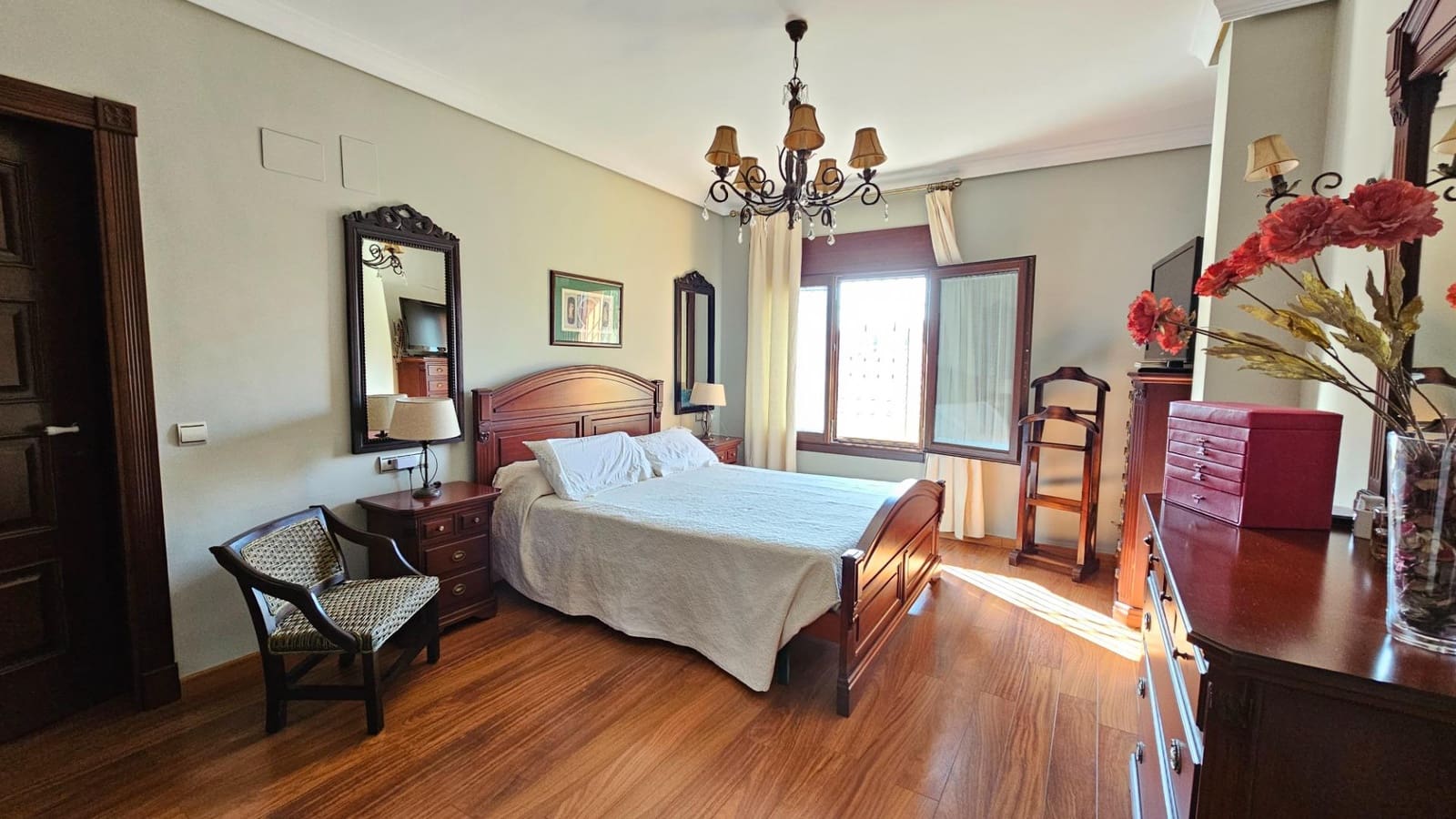 5 bedroom Villa for sale in Cordoba city with pool garage - € 580,000 (Ref: 9359980)