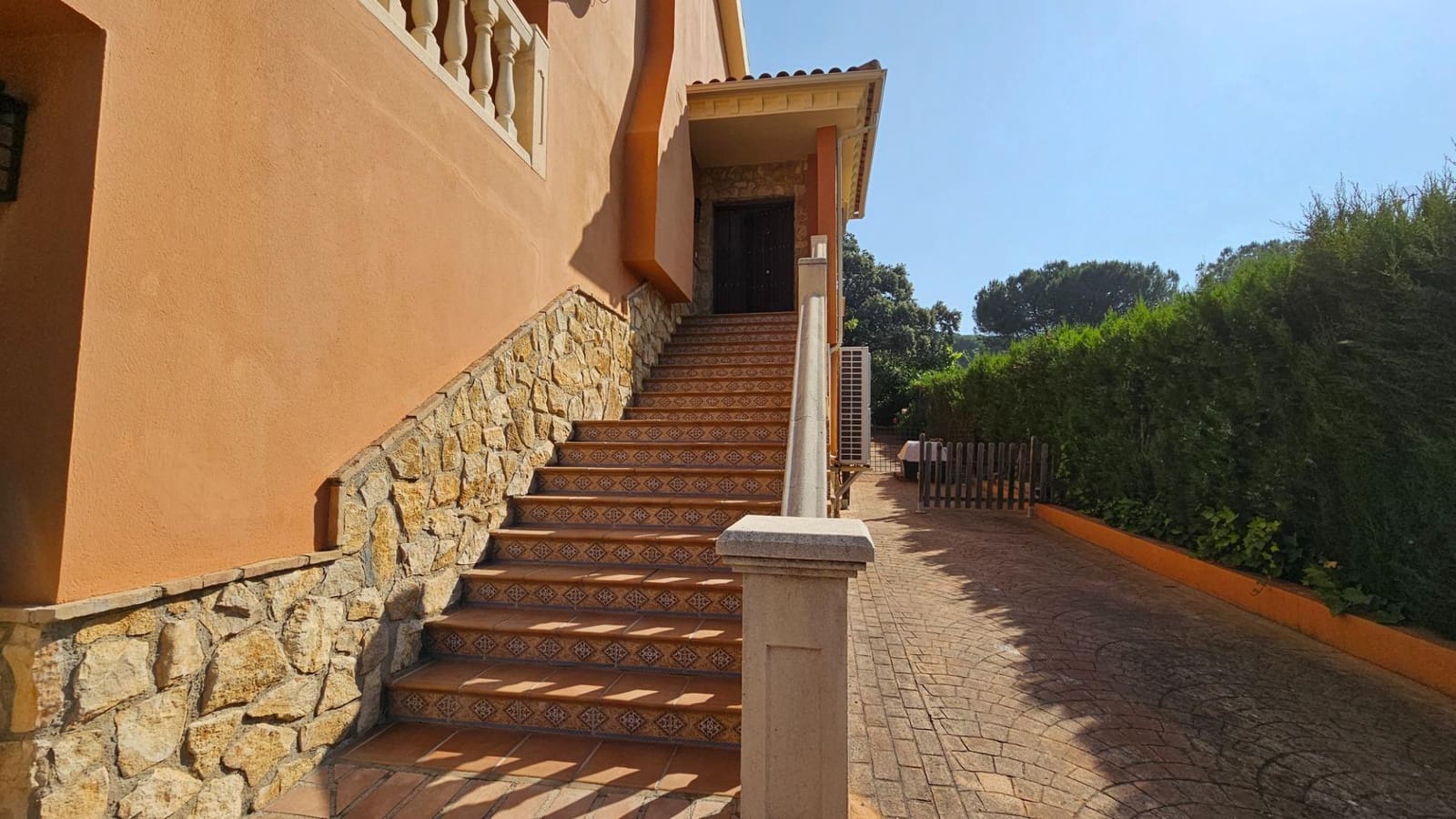 5 bedroom Villa for sale in Cordoba city with pool garage - € 580,000 (Ref: 9359980)