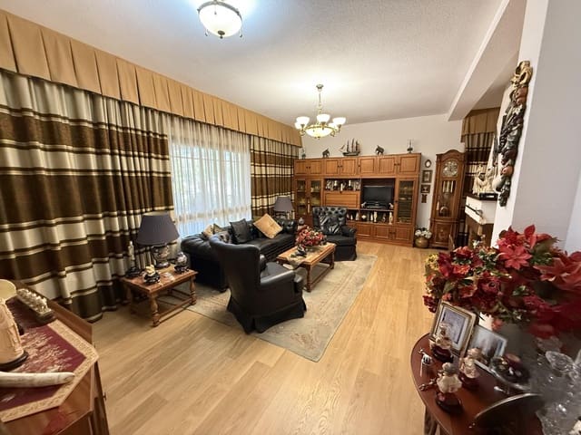 4 soveværelse Villa til salg i Córdoba by med swimmingpool - € 525.000 (Ref: 9360040)