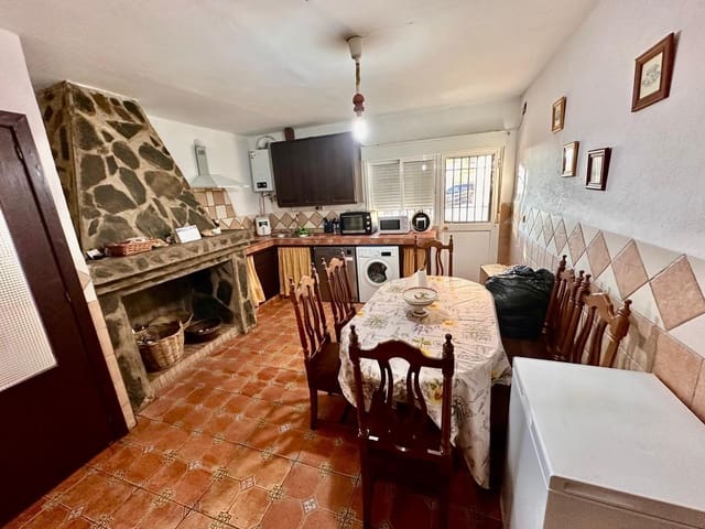 4 bedroom Villa for sale in Fuente Obejuna with pool - € 84,000 (Ref: 9360043)