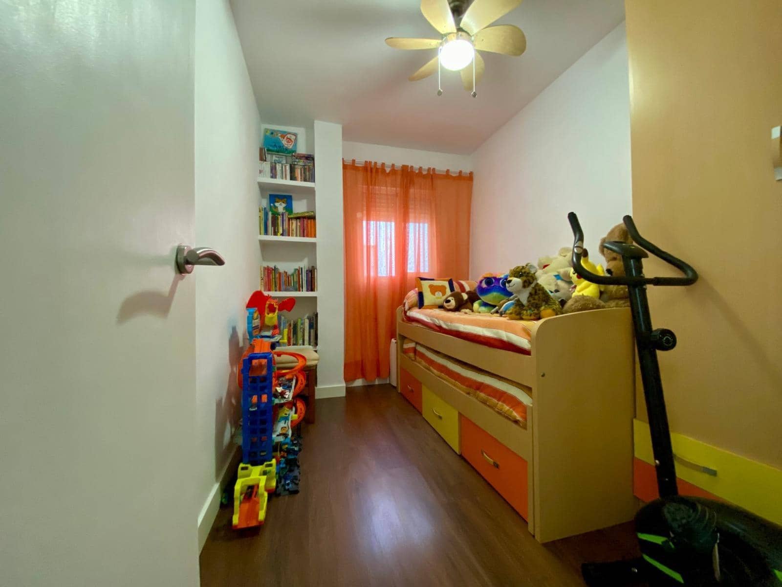 4 bedroom Flat for sale in Cordoba city with garage - € 150,000 (Ref: 9360066)