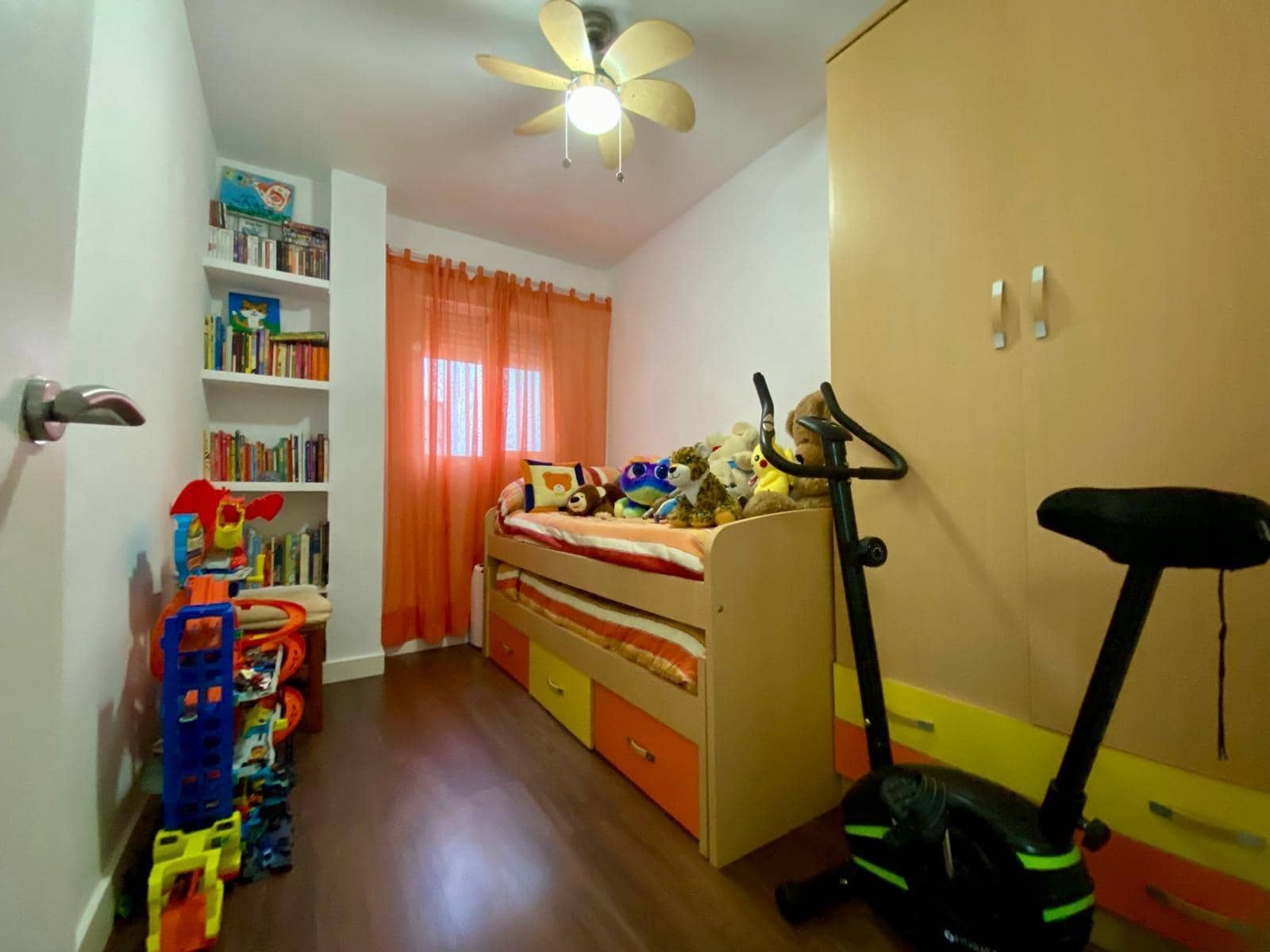 4 bedroom Flat for sale in Cordoba city with garage - € 150,000 (Ref: 9360066)