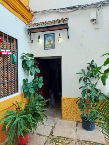 8 makuuhuone Omakotitalo myytävänä paikassa Córdoba kaupunki - 325 000 € (Ref: 9360085)