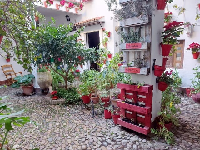 8 makuuhuone Omakotitalo myytävänä paikassa Córdoba kaupunki - 325 000 € (Ref: 9360085)