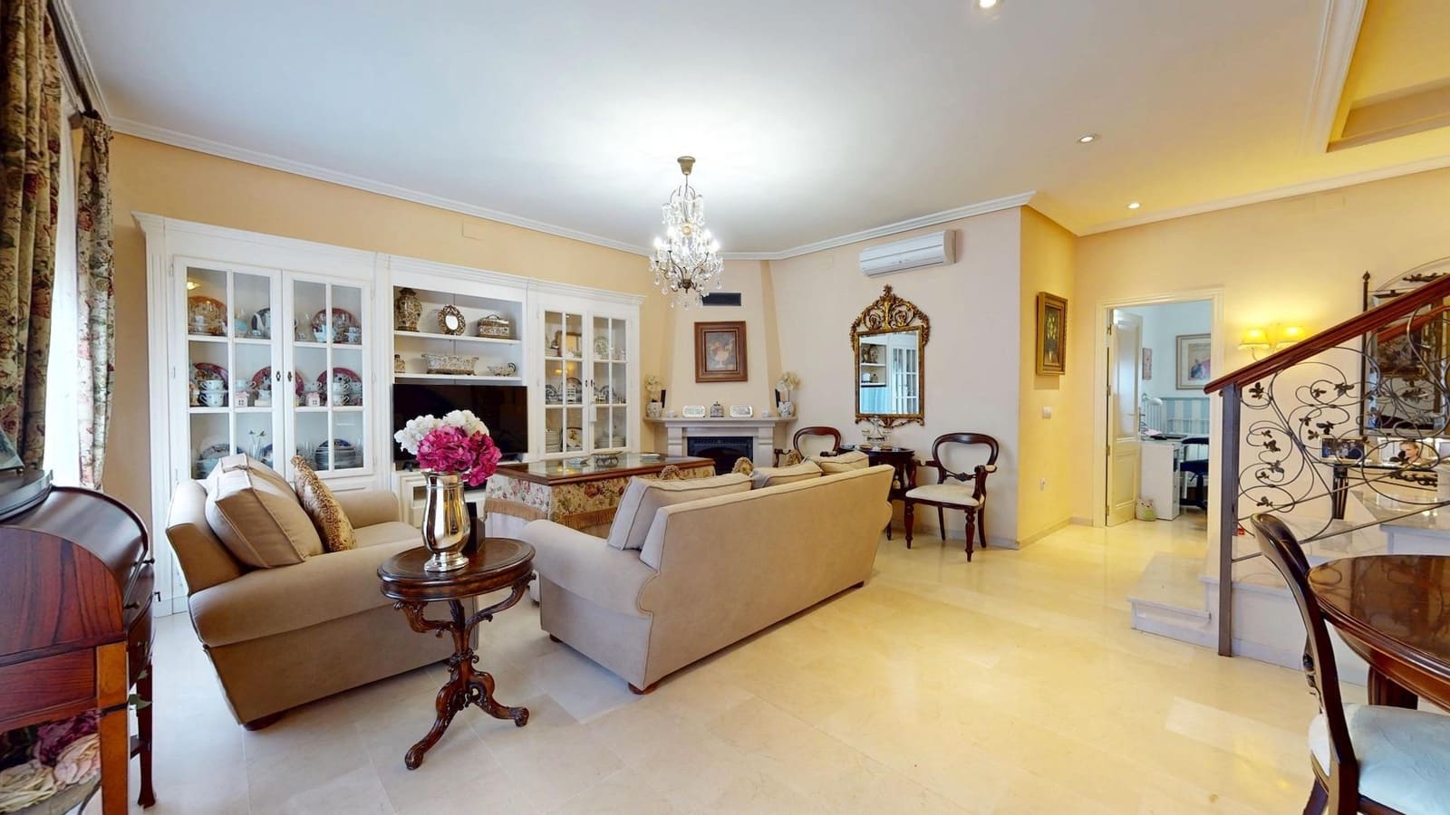 4 bedroom Villa for sale in Cordoba city with garage - € 170,000 (Ref: 9385700)