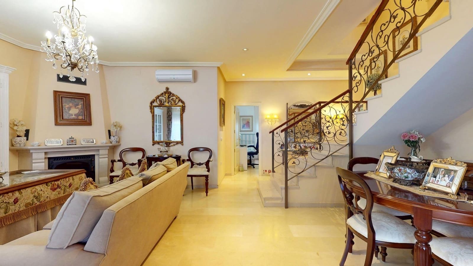 4 bedroom Villa for sale in Cordoba city with garage - € 170,000 (Ref: 9385700)