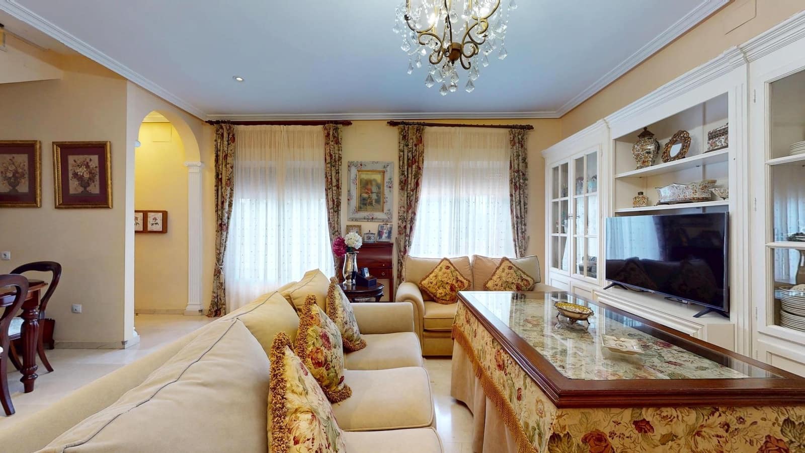 4 bedroom Villa for sale in Cordoba city with garage - € 170,000 (Ref: 9385700)