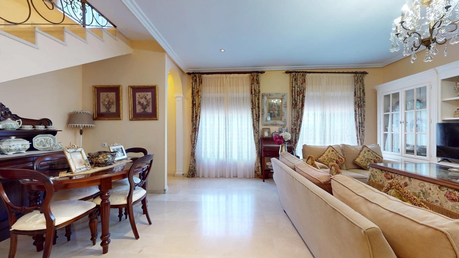 4 bedroom Villa for sale in Cordoba city with garage - € 170,000 (Ref: 9385700)