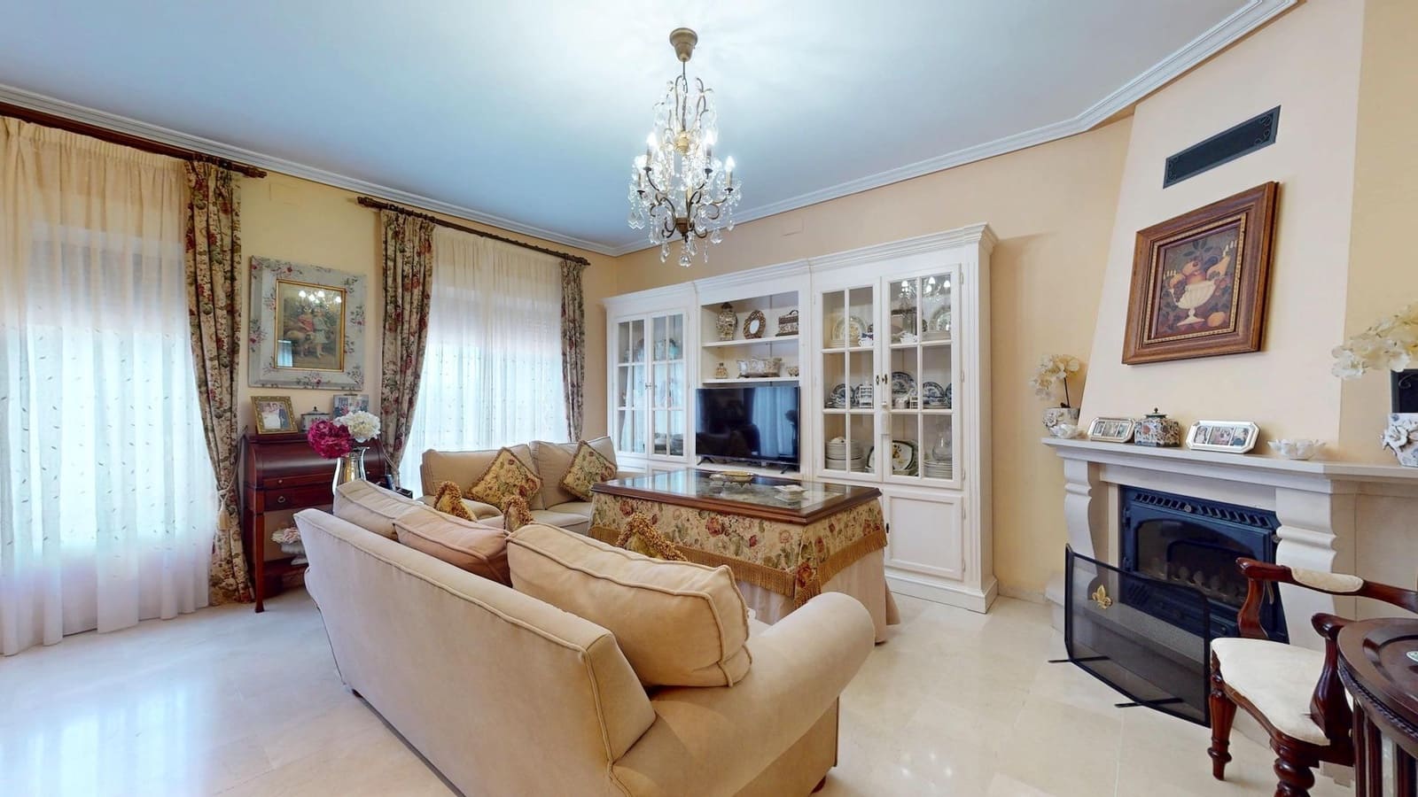 4 bedroom Villa for sale in Cordoba city with garage - € 170,000 (Ref: 9385700)