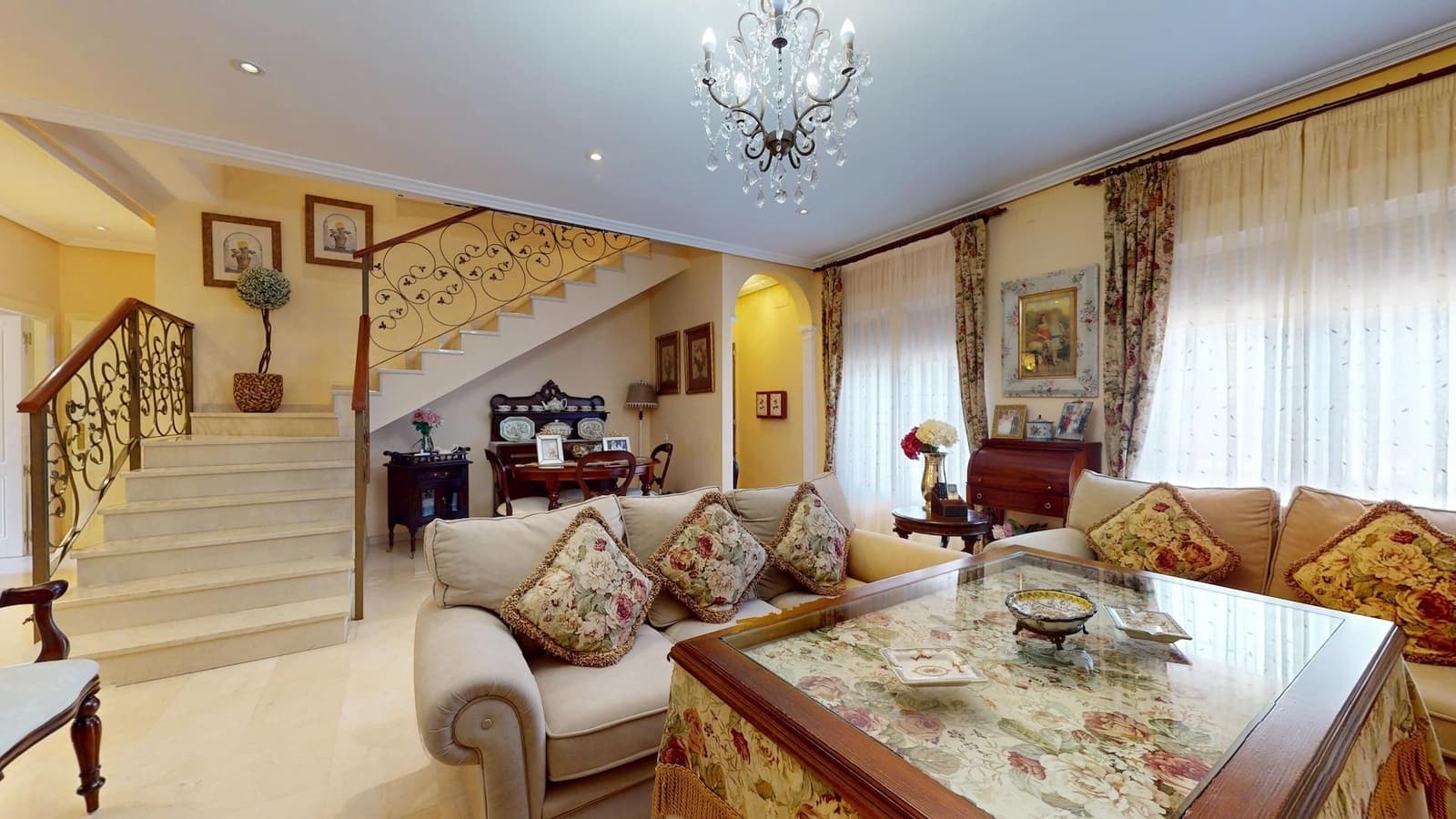 4 bedroom Villa for sale in Cordoba city with garage - € 170,000 (Ref: 9385700)