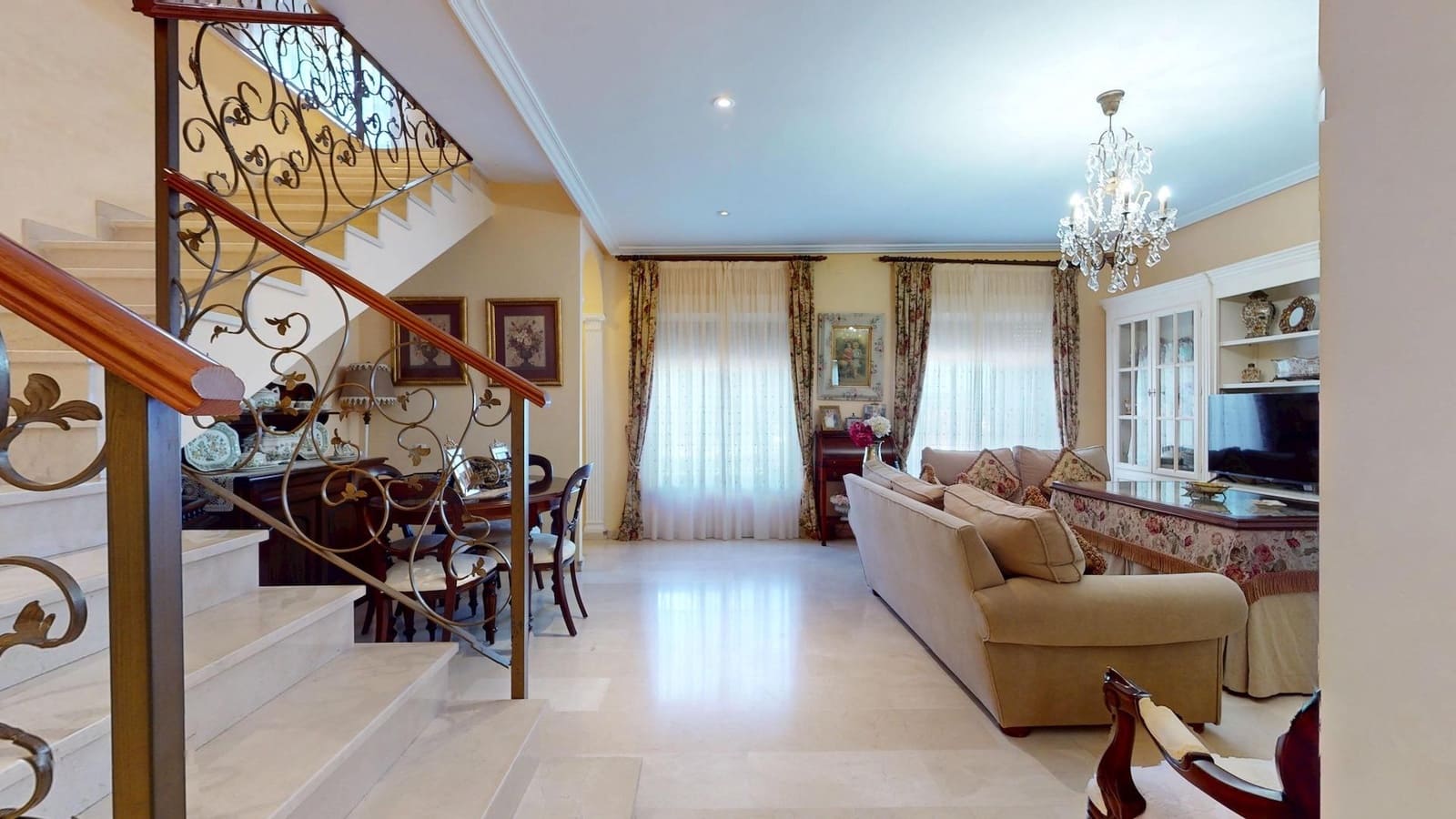 4 bedroom Villa for sale in Cordoba city with garage - € 170,000 (Ref: 9385700)