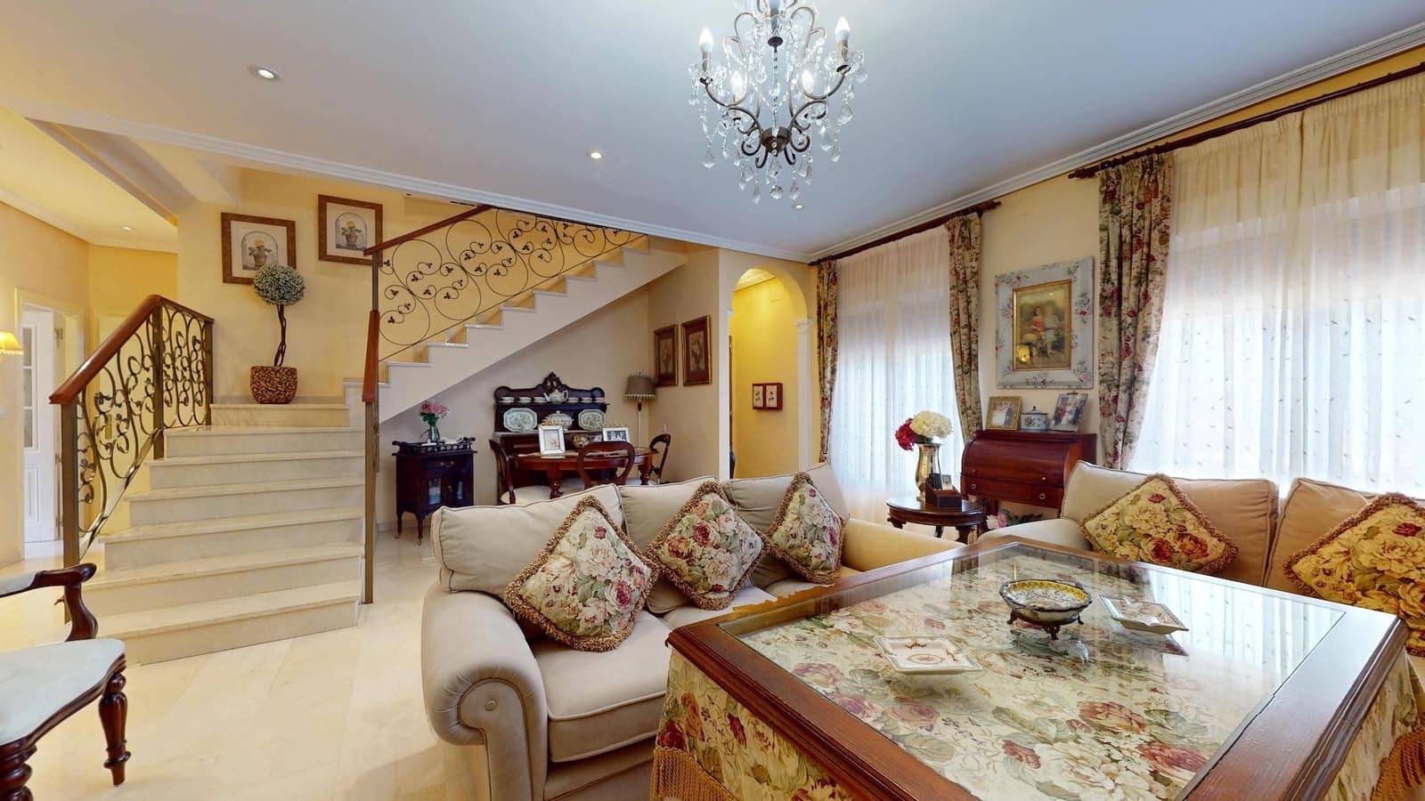 4 bedroom Villa for sale in Cordoba city with garage - € 170,000 (Ref: 9385700)