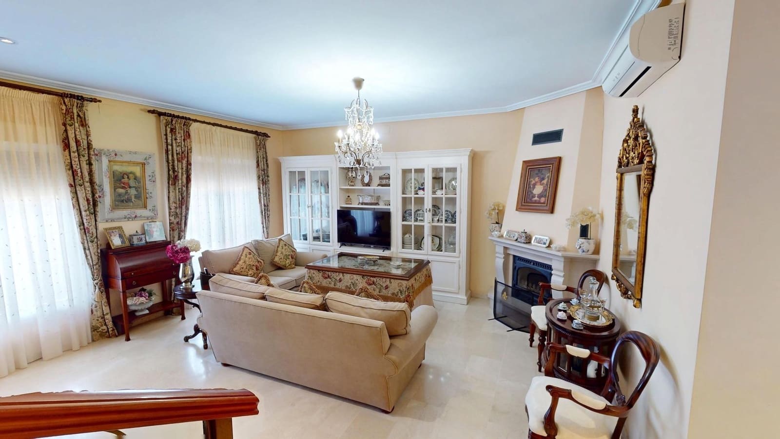 4 bedroom Villa for sale in Cordoba city with garage - € 170,000 (Ref: 9385700)