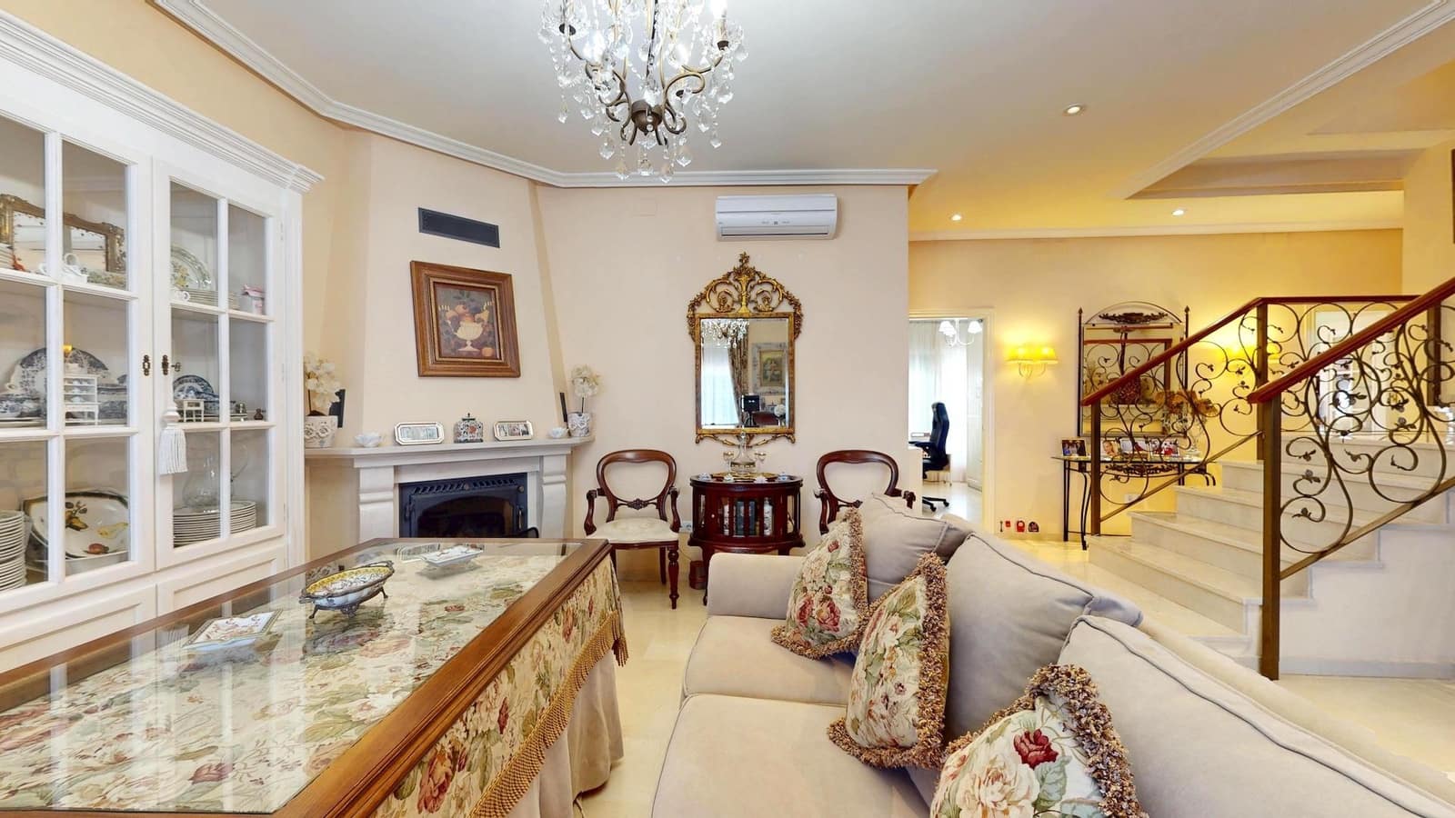 4 bedroom Villa for sale in Cordoba city with garage - € 170,000 (Ref: 9385700)