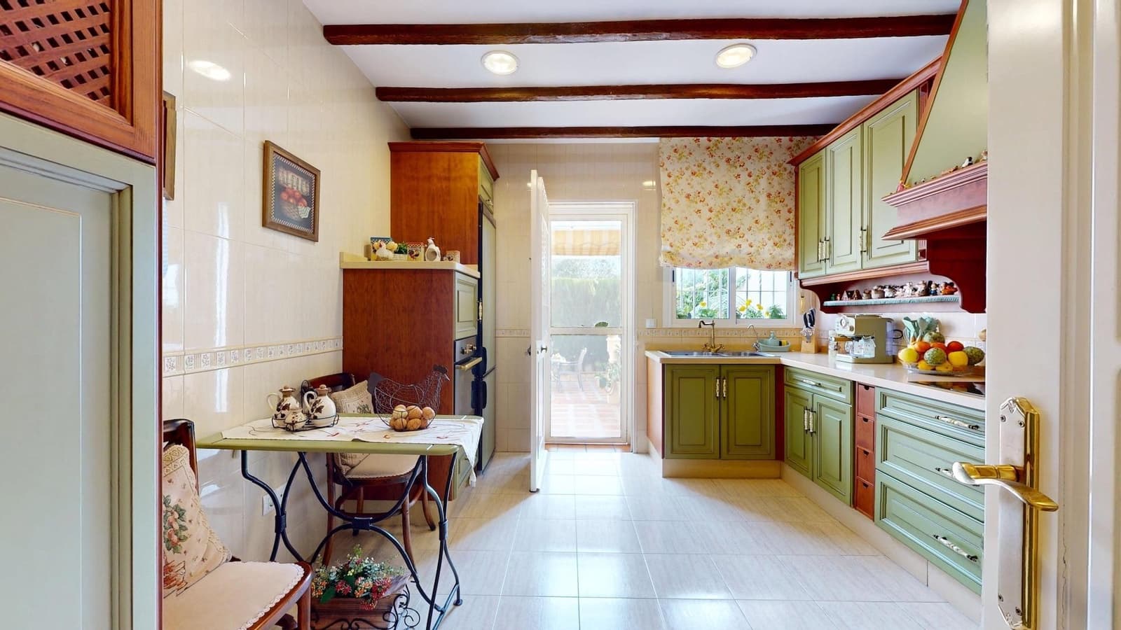 4 bedroom Villa for sale in Cordoba city with garage - € 170,000 (Ref: 9385700)