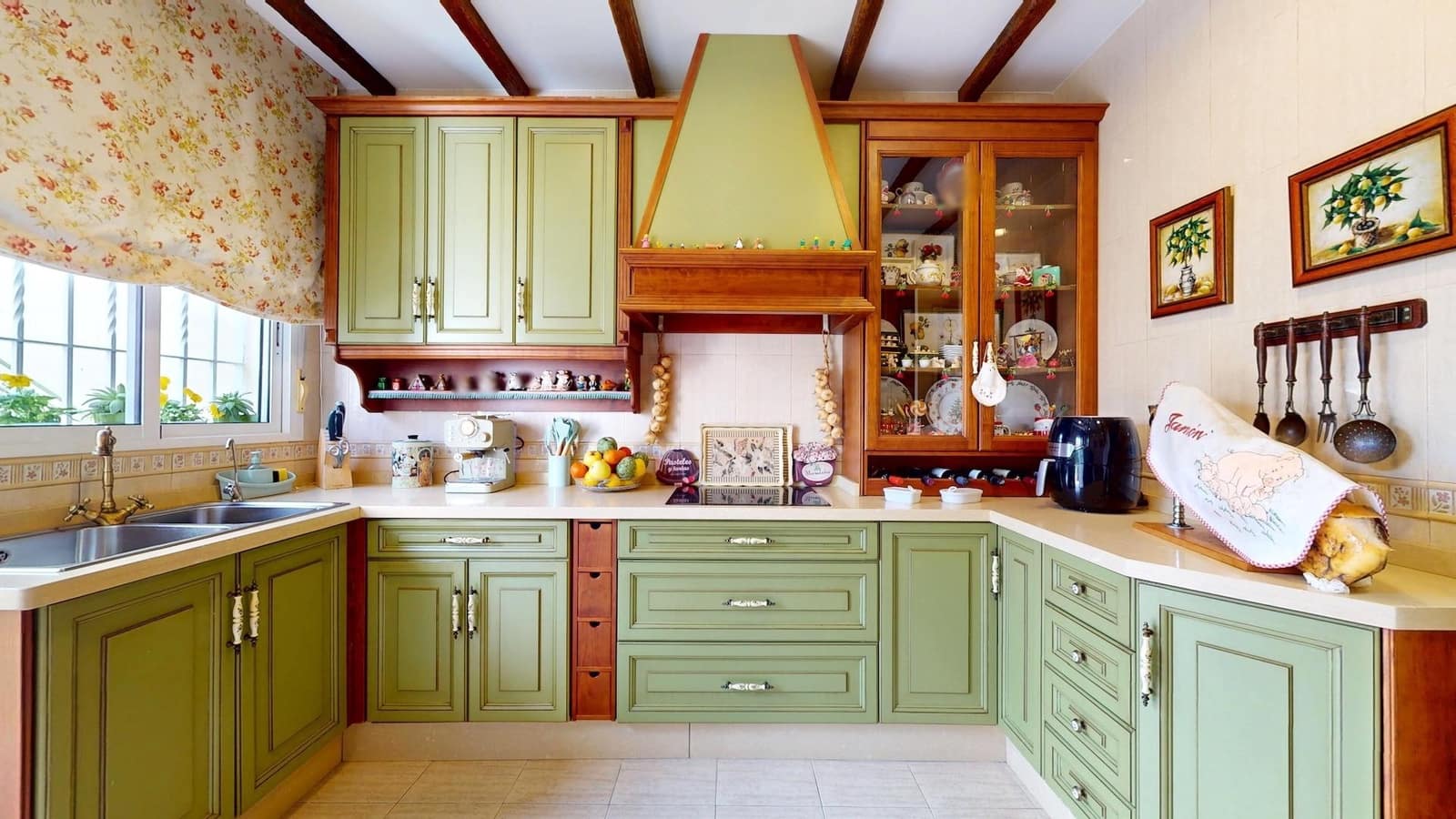 4 bedroom Villa for sale in Cordoba city with garage - € 170,000 (Ref: 9385700)