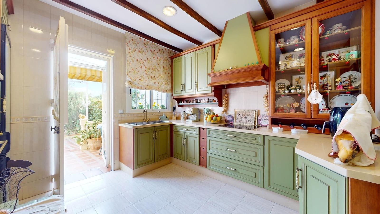 4 bedroom Villa for sale in Cordoba city with garage - € 170,000 (Ref: 9385700)