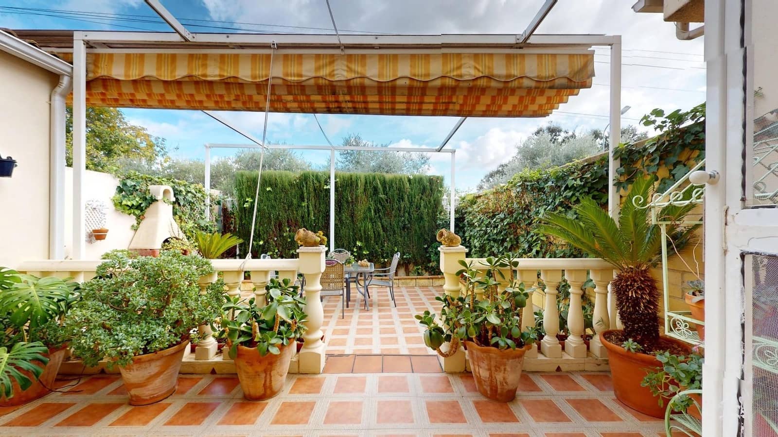 4 bedroom Villa for sale in Cordoba city with garage - € 170,000 (Ref: 9385700)