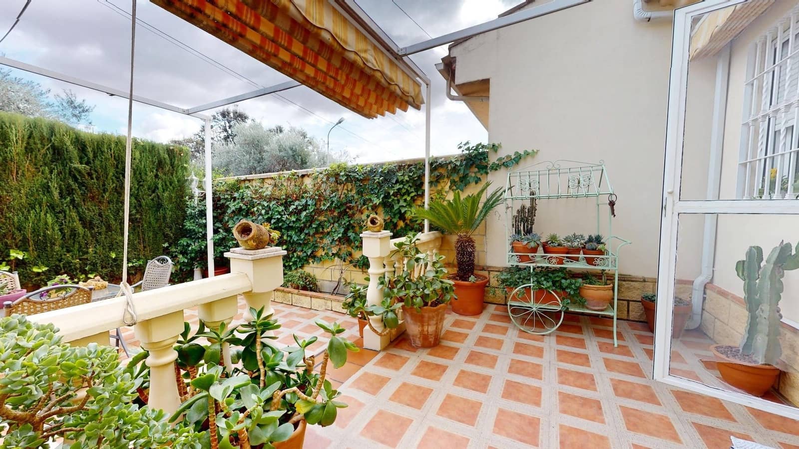 4 bedroom Villa for sale in Cordoba city with garage - € 170,000 (Ref: 9385700)