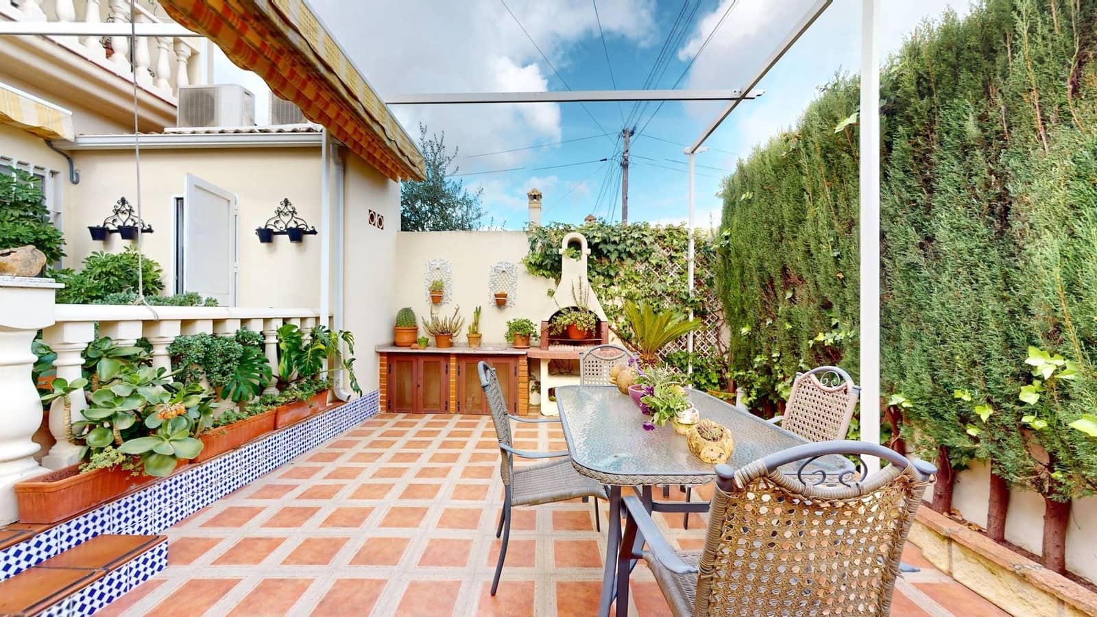 4 bedroom Villa for sale in Cordoba city with garage - € 170,000 (Ref: 9385700)