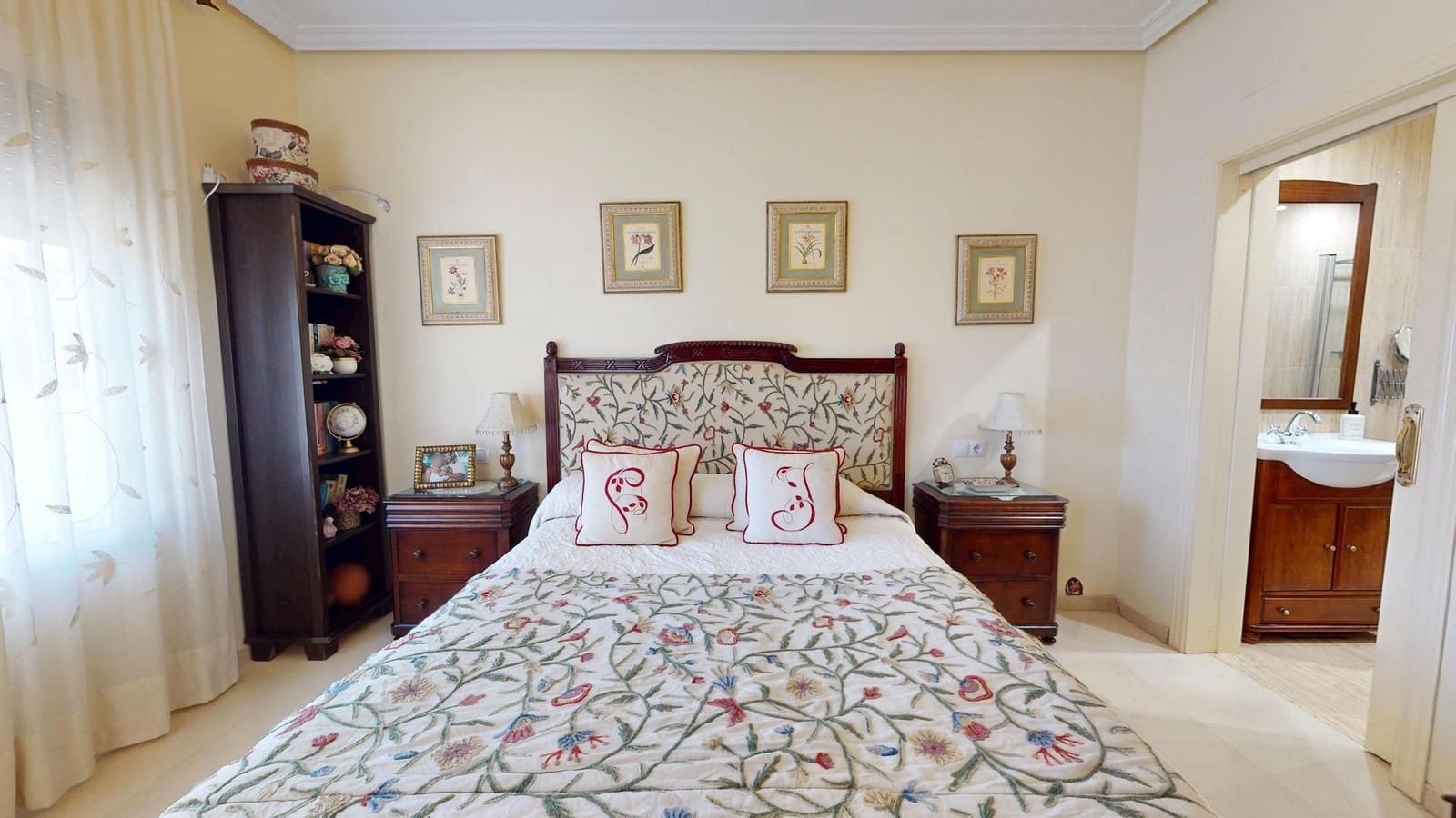 4 bedroom Villa for sale in Cordoba city with garage - € 170,000 (Ref: 9385700)