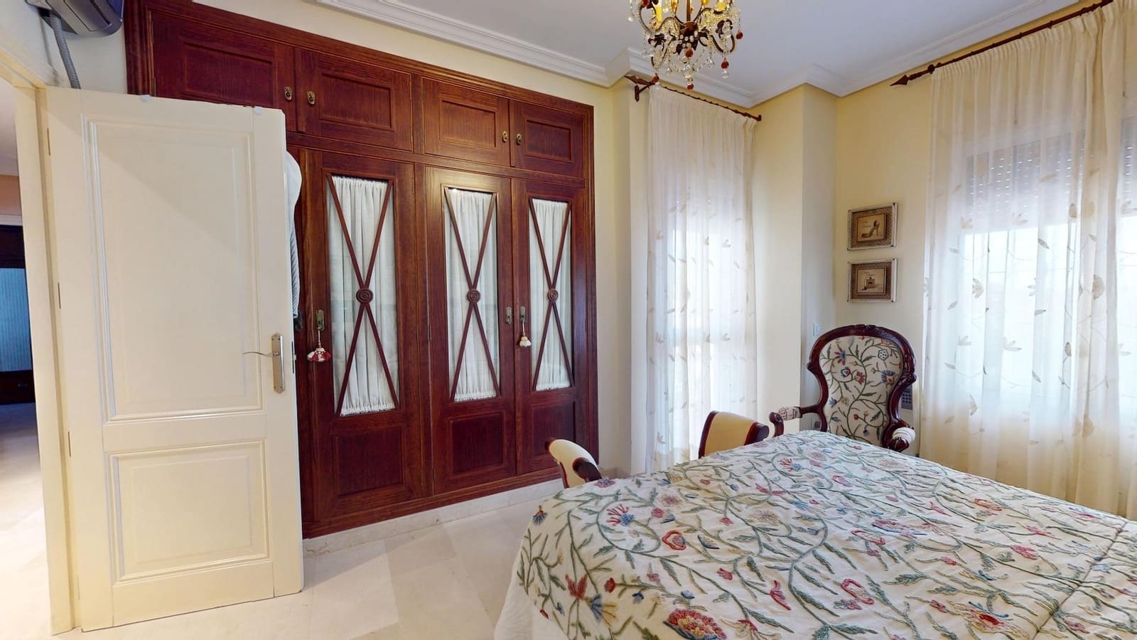 4 bedroom Villa for sale in Cordoba city with garage - € 170,000 (Ref: 9385700)