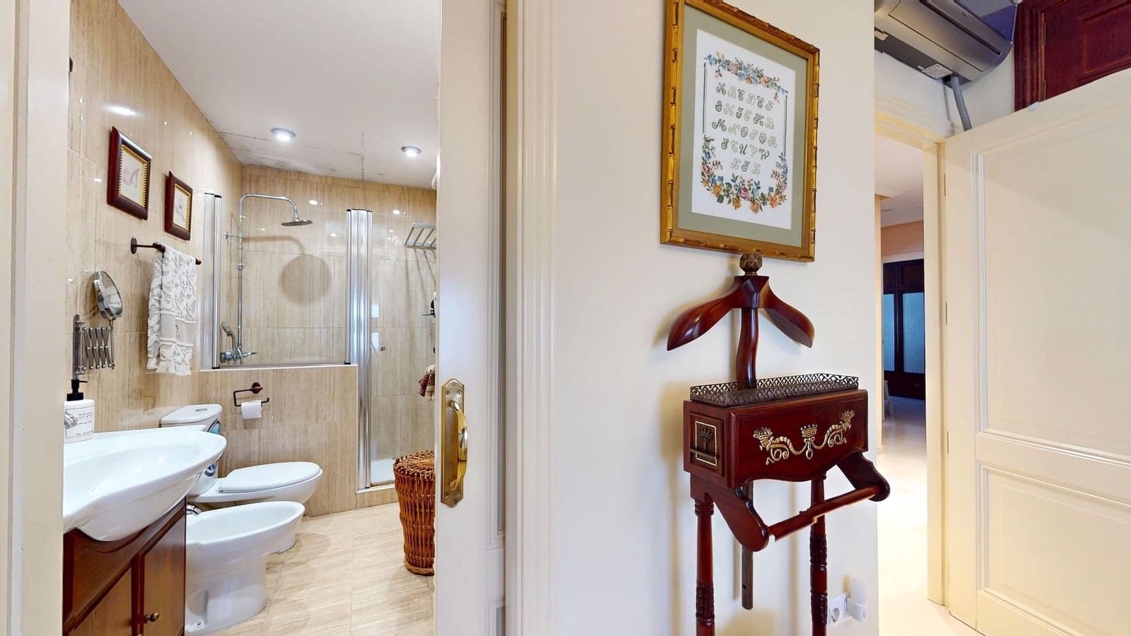 4 bedroom Villa for sale in Cordoba city with garage - € 170,000 (Ref: 9385700)