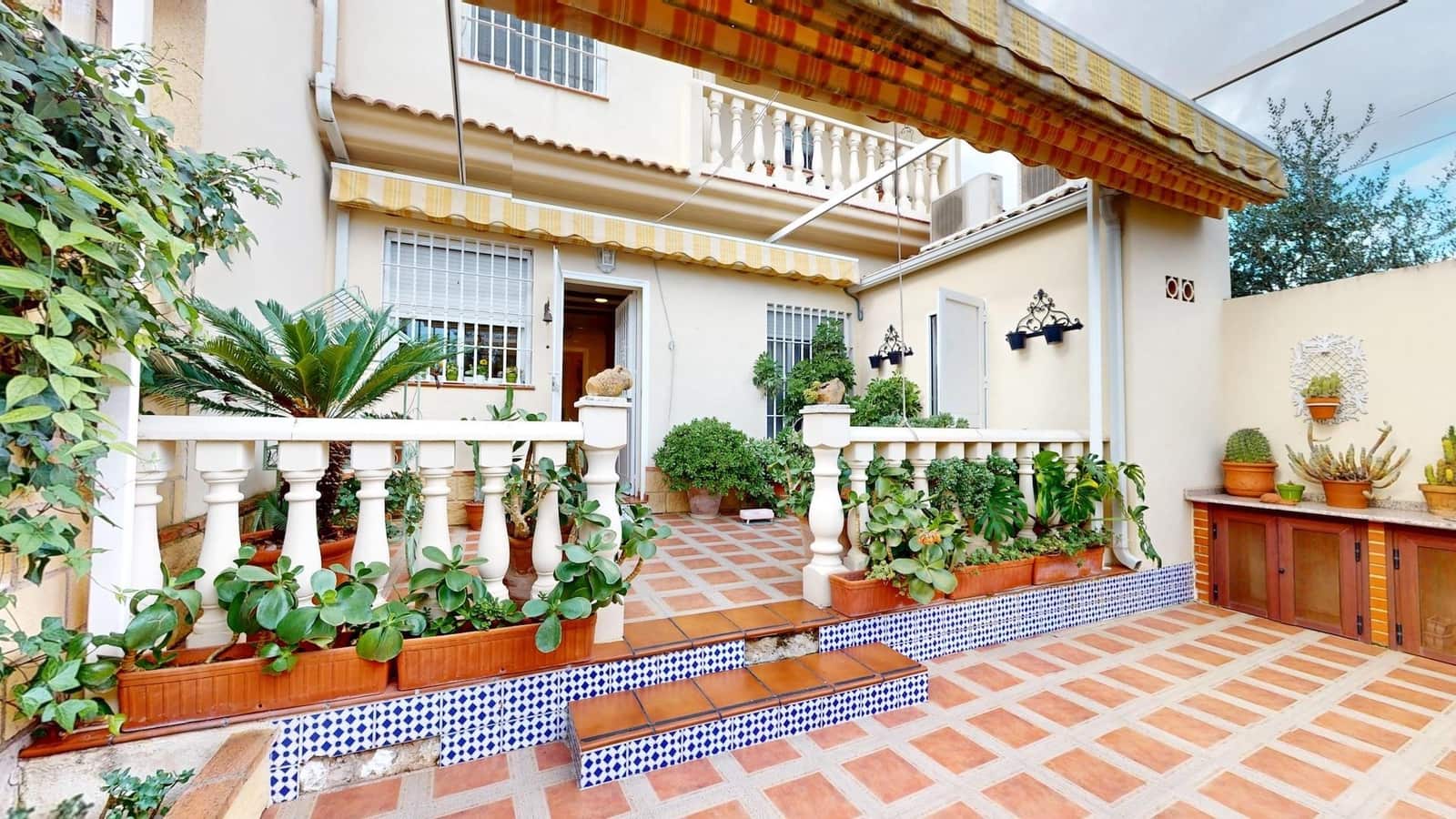 4 bedroom Villa for sale in Cordoba city with garage - € 170,000 (Ref: 9385700)