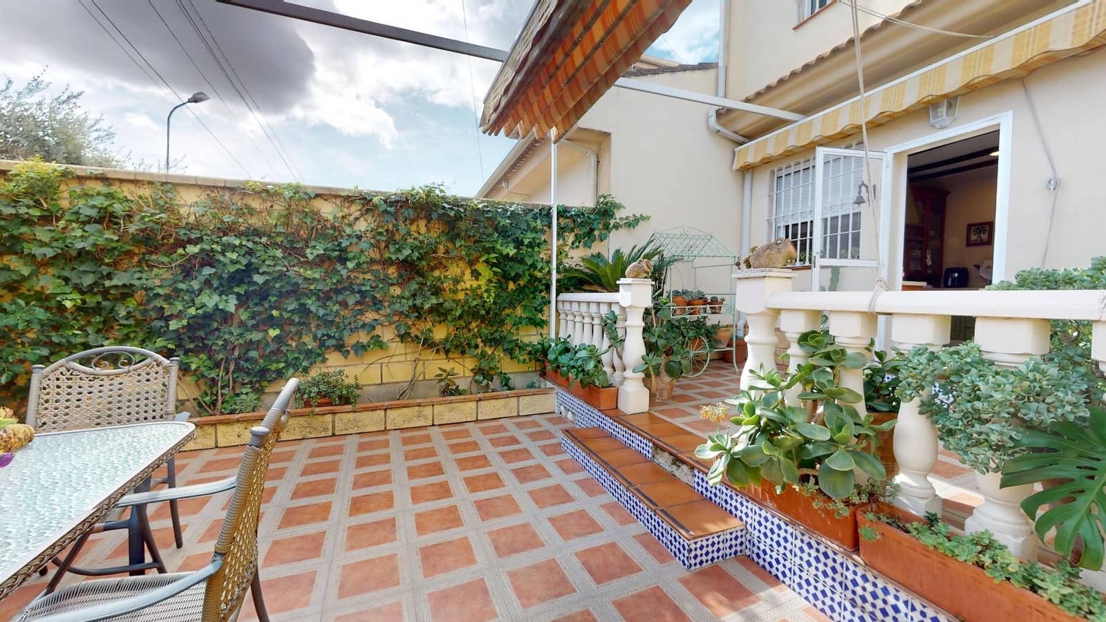 4 bedroom Villa for sale in Cordoba city with garage - € 170,000 (Ref: 9385700)