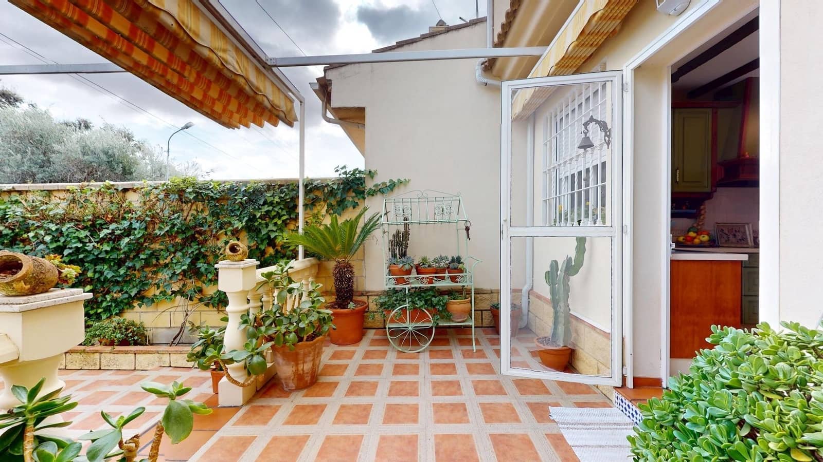4 bedroom Villa for sale in Cordoba city with garage - € 170,000 (Ref: 9385700)