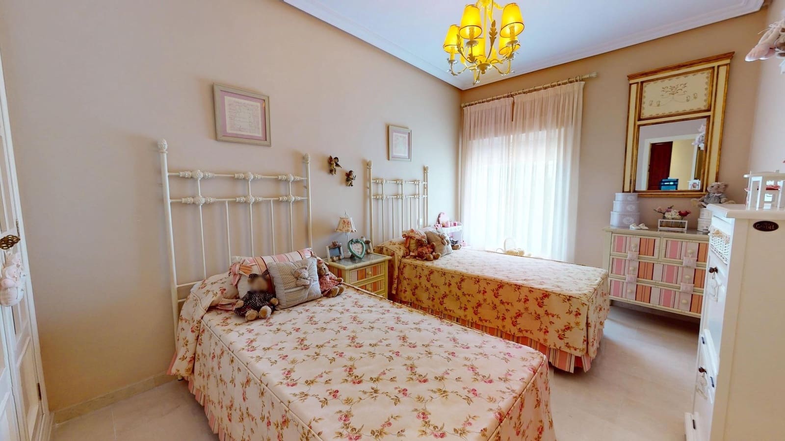 4 bedroom Villa for sale in Cordoba city with garage - € 170,000 (Ref: 9385700)