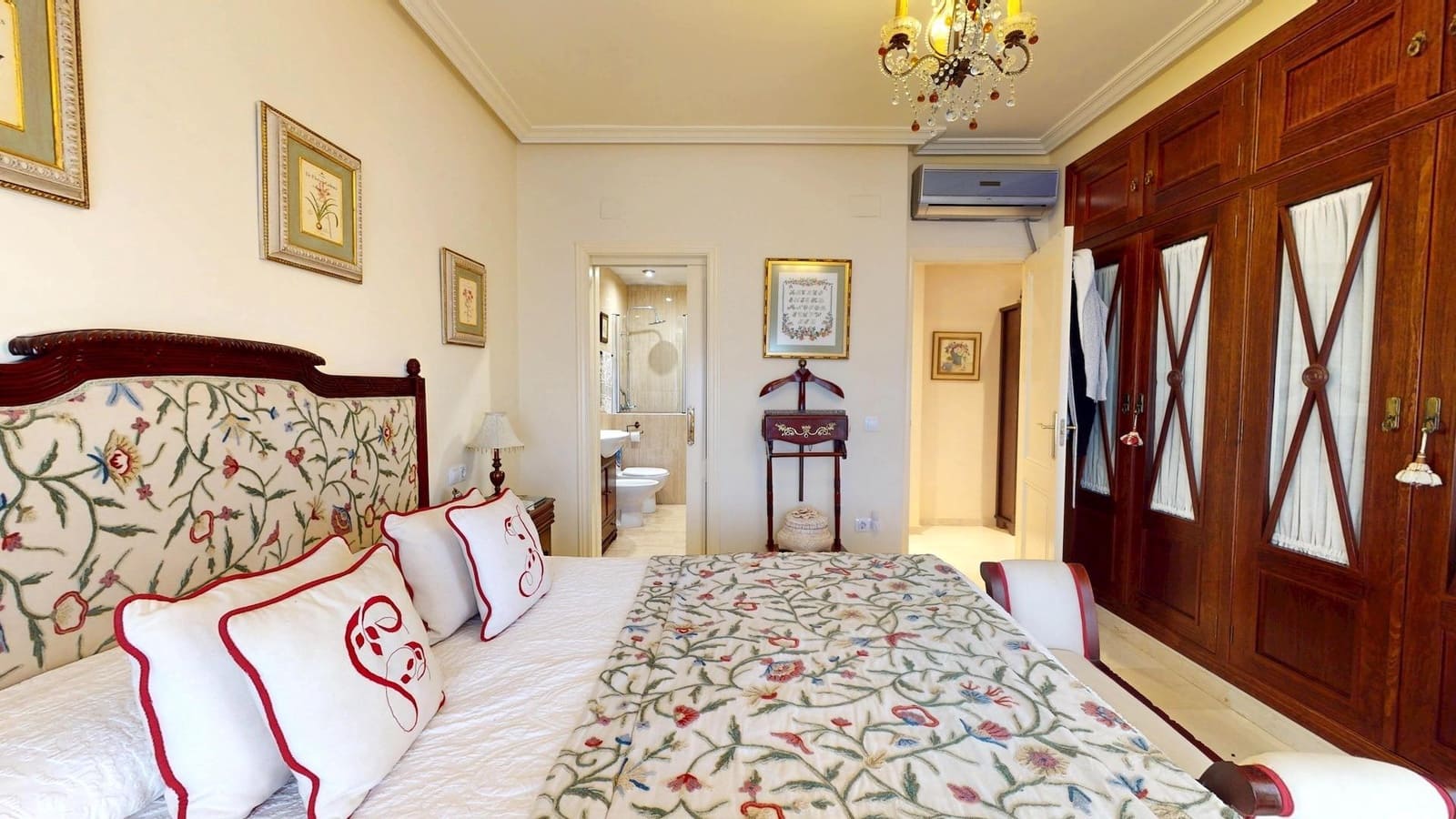 4 bedroom Villa for sale in Cordoba city with garage - € 170,000 (Ref: 9385700)