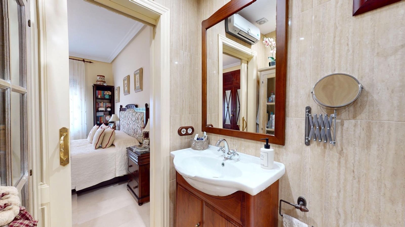 4 bedroom Villa for sale in Cordoba city with garage - € 170,000 (Ref: 9385700)