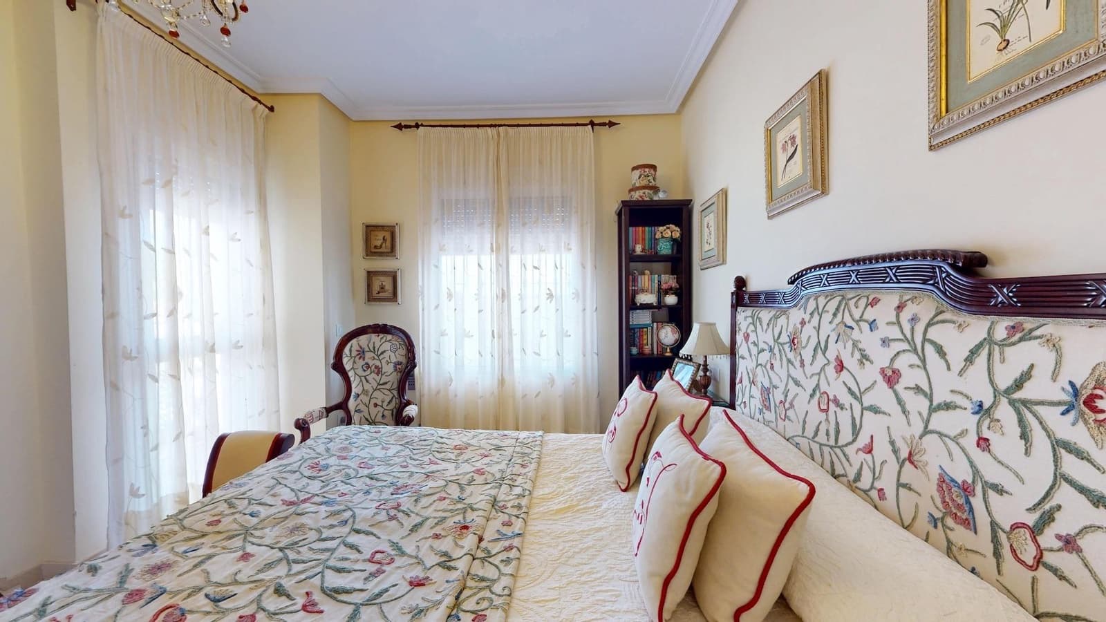 4 bedroom Villa for sale in Cordoba city with garage - € 170,000 (Ref: 9385700)