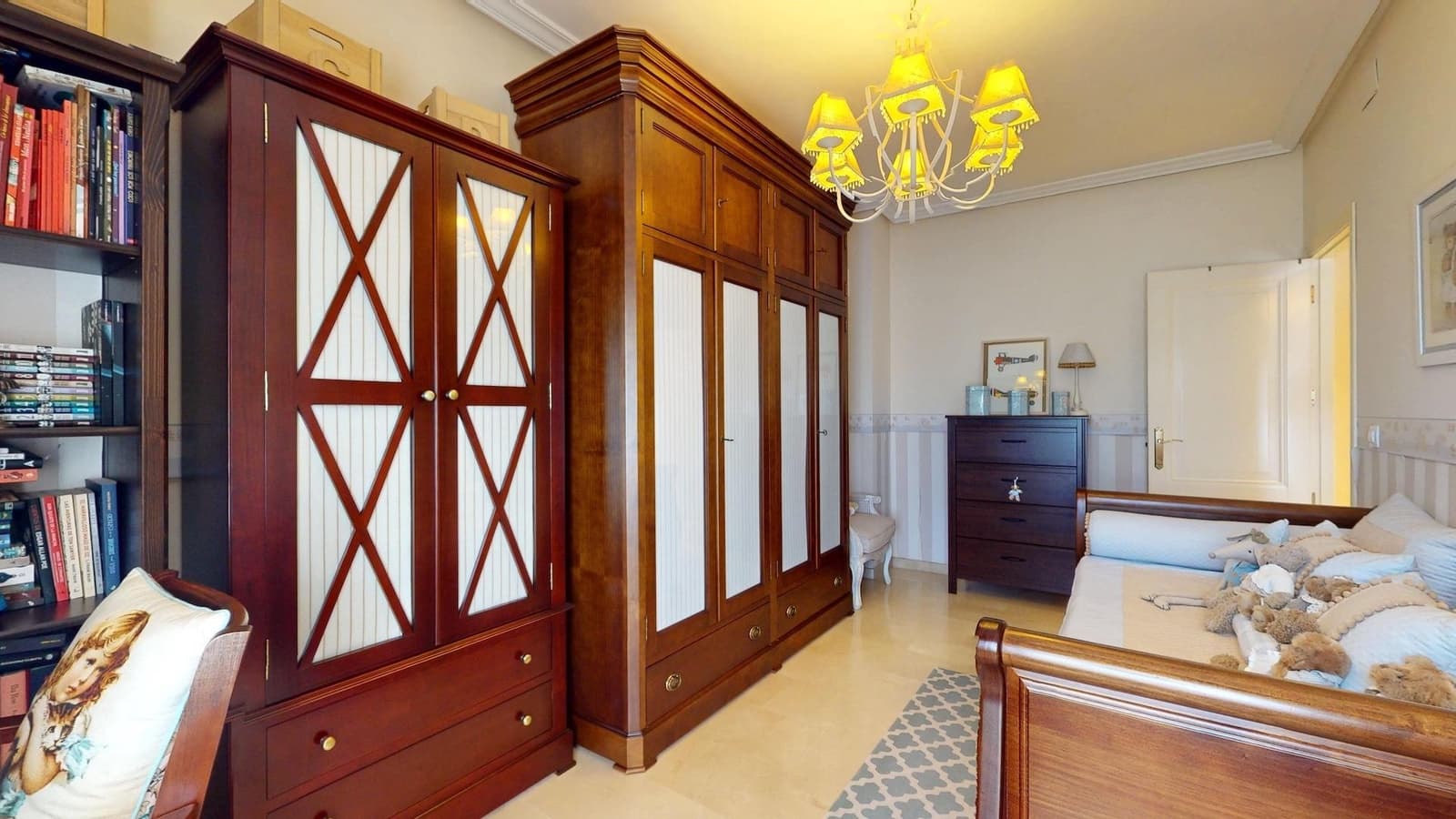 4 bedroom Villa for sale in Cordoba city with garage - € 170,000 (Ref: 9385700)