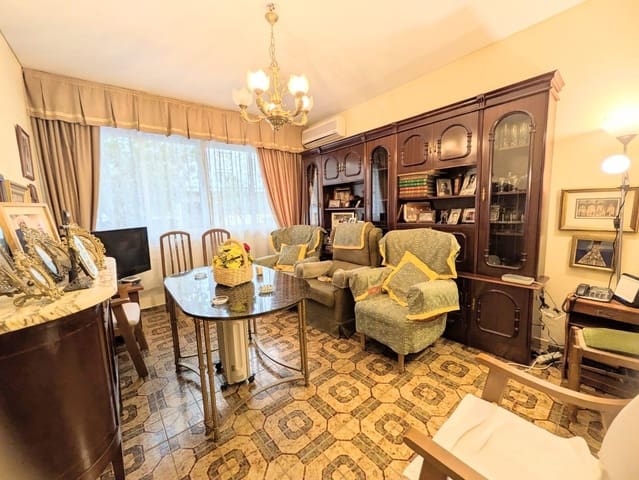 4 soveværelse Lejlighed til salg i Ciudad Jardín, Córdoba by - € 161.000 (Ref: 9396096)