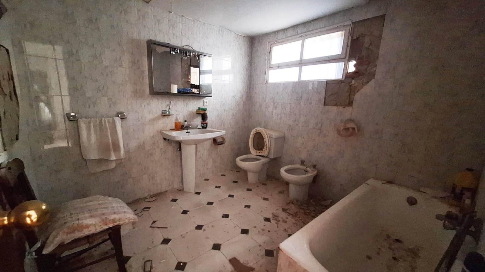 Casa de 4 habitaciones en Fernán Núñez en venta - 79.000 € (Ref: 9398582)