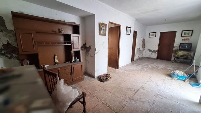 Casa de 4 habitaciones en Fernán Núñez en venta - 79.000 € (Ref: 9398582)