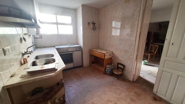 Casa de 4 habitaciones en Fernán Núñez en venta - 79.000 € (Ref: 9398582)