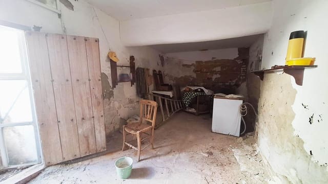 Casa de 4 habitaciones en Fernán Núñez en venta - 79.000 € (Ref: 9398582)