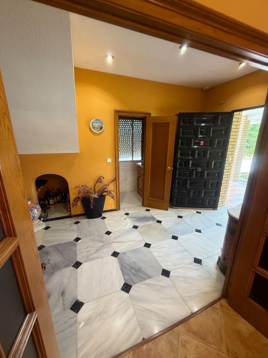 4 bedroom Villa for sale in Cordoba city with pool garage - € 349,900 (Ref: 9407992)