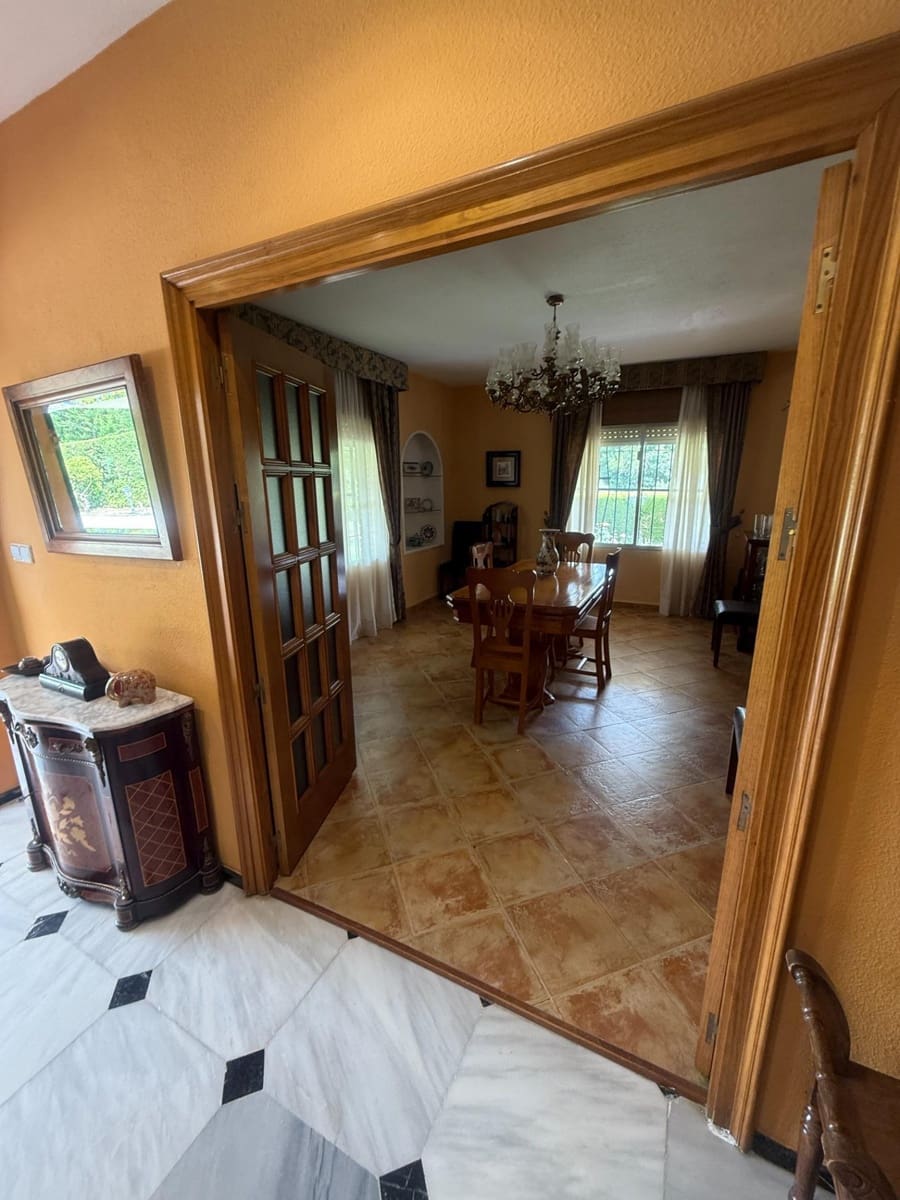 4 bedroom Villa for sale in Cordoba city with pool garage - € 349,900 (Ref: 9407992)