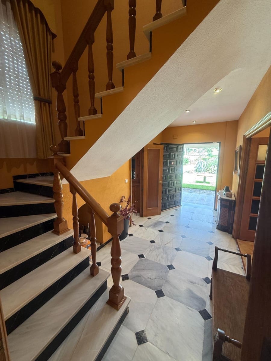 4 bedroom Villa for sale in Cordoba city with pool garage - € 349,900 (Ref: 9407992)