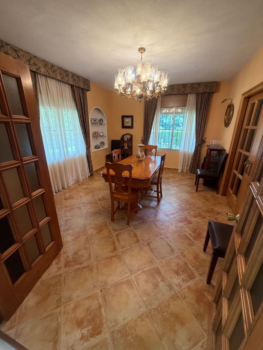 4 bedroom Villa for sale in Cordoba city with pool garage - € 349,900 (Ref: 9407992)