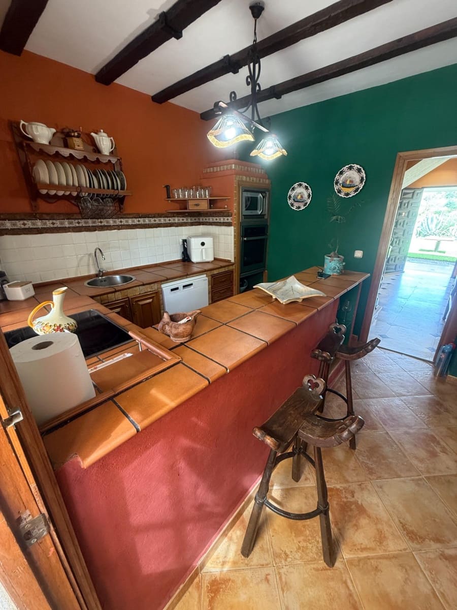 4 bedroom Villa for sale in Cordoba city with pool garage - € 349,900 (Ref: 9407992)