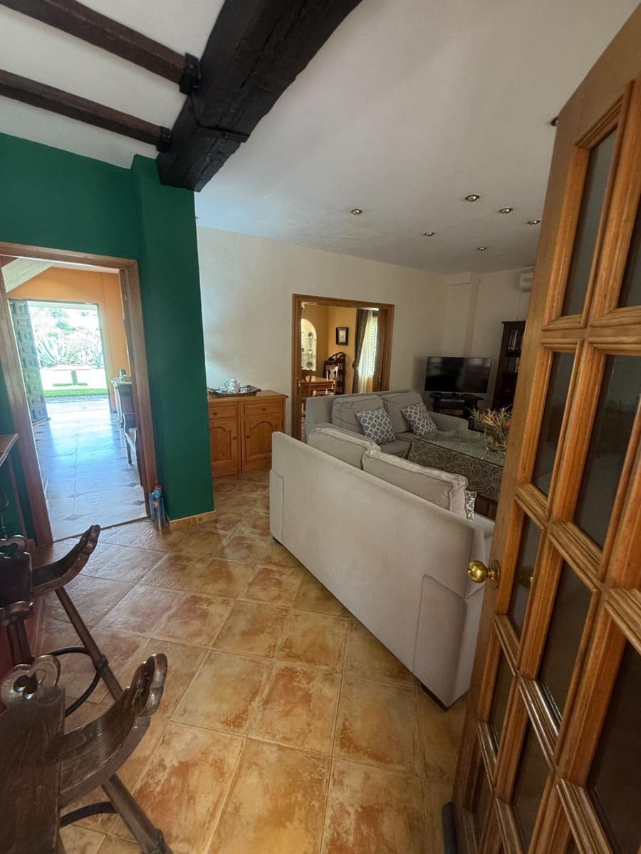 4 bedroom Villa for sale in Cordoba city with pool garage - € 349,900 (Ref: 9407992)